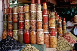 Image du Maroc Professionnelle de  À l’entrée du souk Semmarine de Marrakech, on découvre les marchands d'olives et de produits confits, Mardi 18 Décembre 1984. (Photo / Abdeljalil Bounhar) 